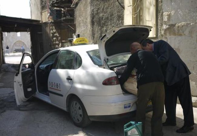 ヨルダンとの国境までタクシーを利用しました