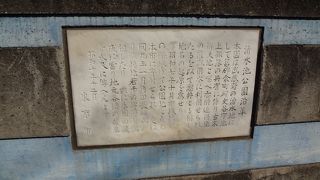 池の周りで釣糸を垂らしている人たちも多かったです