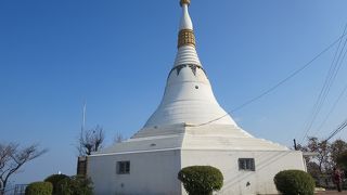 眉山山頂のそびえる白亜の塔