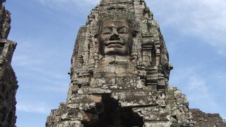 顔の石造が印象的でした。