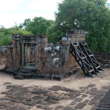 今にも崩れそう・・・こんな支えでだいじょうぶなのか？