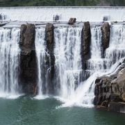 発電所跡にある滝