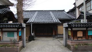 ひがし茶屋街近くのお寺