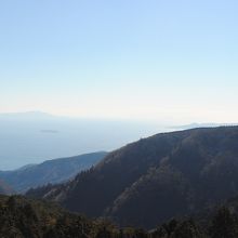 相模湾に伊豆大島が浮かんでます。