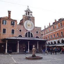 大きな時計の上には、鐘が３つ並んでいます。