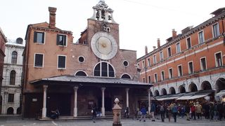 大きな時計が印象的