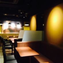 写っていませんが、左手側がカウンターになっています