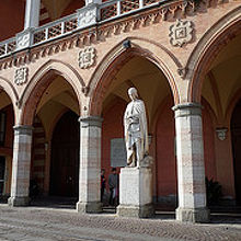 広場のまわりの建物にあったダンテの彫像