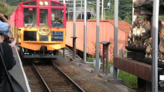 のんびりと保津峡の景色を堪能