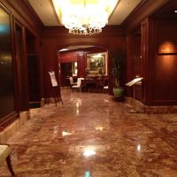 重厚感あるロビー階