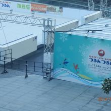 うめきた広場、ＪＲ大阪駅の北側から写す