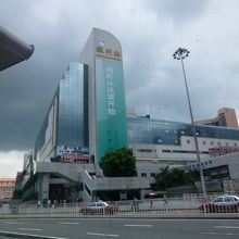 向かいにある深セン駅です