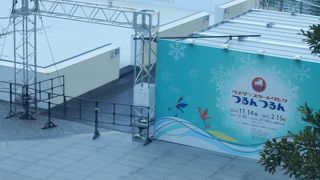 ＪＲ大阪駅裏のうめきたひろばにアイススケート場