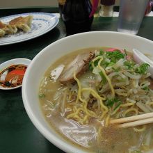 醤油ラーメンは2種あり　これはもやしがのっているラーメン