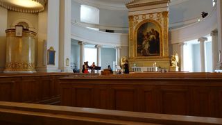 青空に映える白くて美しい大聖堂