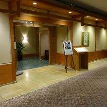 落ち着いた店構えです．