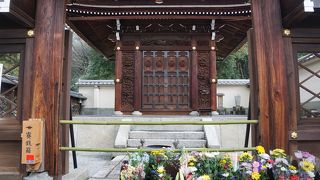 花がたくさん手向けられていました