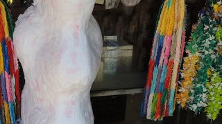 紙が地蔵様に貼られて姿形が・・・