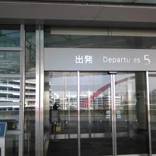 中央のエントランス