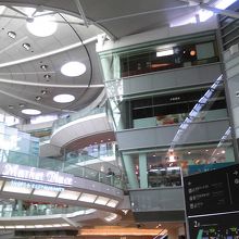 ショップやレストランが入っています。近代的で綺麗です。