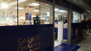 ちょっとした食料品、ドリンク、ばらまき土産のお菓子などのショッピングに最適なスーパーです!