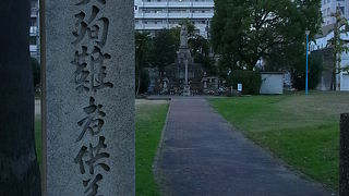 和歌山城の北西に建っている