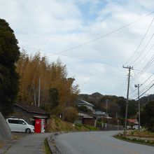 自販機が並んでいるところが遊歩道入口です