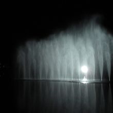 この噴水がスクリーンになります。