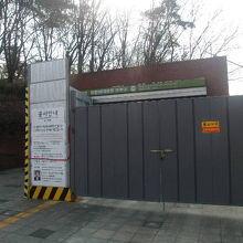 公園への最寄出入口は工事中（通行は可）でした