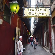 お店のある路地です。