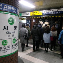 通勤時間帯は結構混雑します