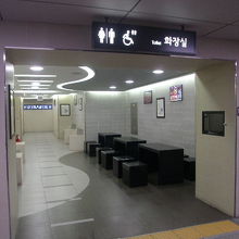 絵画も飾られたりしているお洒落なトイレです