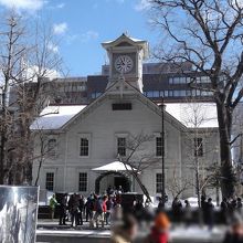 道路の反対側から撮影する人が多いです