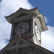 青空に映える時計部分です