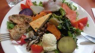 前菜盛り合わせは見た目は豪華だった