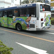 徳島らしく阿波踊りをする女の子がバスに描かれていました。