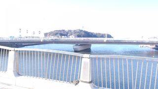 江ノ島へ向かって流れる