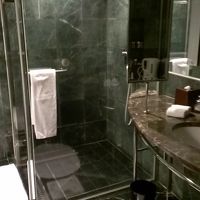 豪華で広いバスルーム