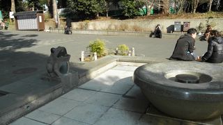 噴水の周りは座って休めるようになっています