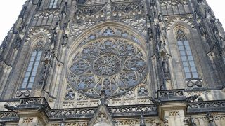 ムハのステンドグラスは必見！