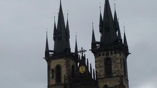 「ティーン（税関）の前の聖母マリア教会」が正式な名前だそうです。