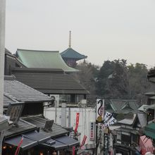 参道から新勝寺の遠景を望む　１