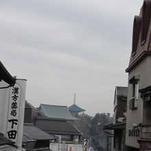 参道から新勝寺を望む　２