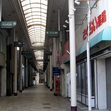 本町商店街の入り口の起点、この薬局が目印です