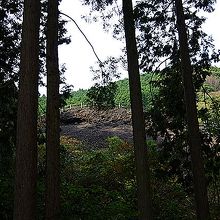 登山道から見える製錬所跡の様子です。