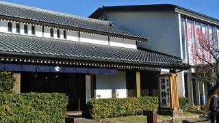 蒲鉾いろいろの試食できるところですよ！