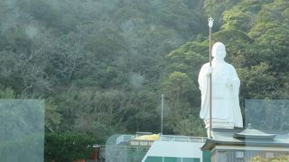 背後の金色の涅槃像にも注目です♪