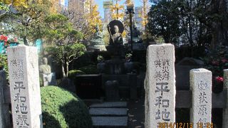 宝蔵門前に鎮座