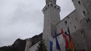 近くで見ると案外新しい