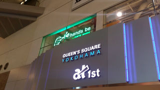 クイーンズスクエアにあるファッションモール